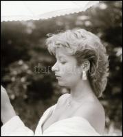 Több fotómodellről, különböző időpontokban és eltérő helyszíneken készült felvételek, jellemzően nem...