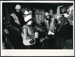cca 1979 Betlehemesek, Kresz Albert gödöllői fotóművész pecséttel jelzett vintage fotója, 18x24 cm