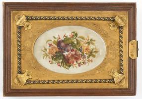 Antik fotóalbum, XIX. század második fele. Aranyozott fém rátétekkel, virágdíszes medalionnal (apróbb kopások). Gyönyörű megkímélt állapotban. m: 14,5 x 20 cm
