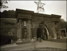 cca 1950 Budapest, több méteres vörös csillag az alagút bejárata felett, Kotnyek Antal (1921-1990) budapesti fotóriporter hagyatékából 1 db NEGATÍV, 6x9 cm
