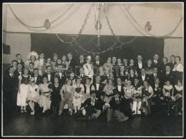 1934 Budapest, farsangi bál résztvevői, Pobuda Alfréd pecsétjével jelzett vintage fotó, 17,2x23,1 cm
