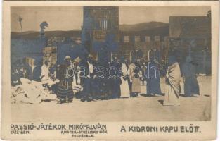 Mikófalva, Passió-játékok Mikófalván 1922-ben. A Kidroni kapu előtt Amster-Strelisky fiók felvétele photo