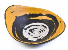 Gorka Lívia (1925-2011): Tálka, fekete, sárga, fehér mázakkal festett kerámia. Hibátlan állapotban. Jelzett: GL, d: 17 cm