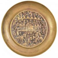 Bronz tálka, dombornyomott középkori jelenettel d: 19 cm