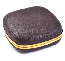 Kiple német két köves utazóóra, bőr tokkal, működő állapotban 5,5x5,5 cm