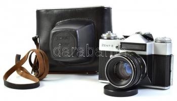 Zenit-E fényképezőgép Helios-44 2/58 objektívvel, eredeti bőr tokjában, jó állapotú.