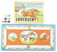 Lóverseny társasjáték, 6 figurával, 1 dobókockával, táblával, eredeti kopott dobozában, az egyik ló farka letört.