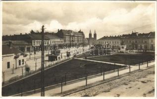 Nyíregyháza, Vármegyeház tér, kisvasúti és villamos megálló, Nagy István, Löffler Ernő, Wiener Adolf, Vajda Jenő, Grünstein, Kovács Gyula üzlete, vendéglő, Nép áruház. Weinstock Ernő 492.