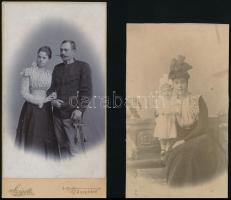 cca 1890 Műtermi portrék, 2 db keményhátú fotó, egyiknél vágott karton, hátoldalon a műterem képével, 18,5×10,5 és 21×11 cm