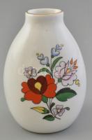Aquincum porcelán váza virág mintával. Matricás, jelzett, alján Budapest Hilton felirattal, apró mázhibákkal, m: 9,5 cm