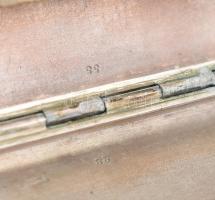 Ezüst (Ag) cigaretta tárca. jelzett, díszített. Belsejében vésett felirat: Dobocsányi Gábor elvtársn...