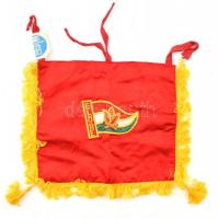 Előre KISZ varrott selyem zászló, a gyártó (Főv. Kézműipari V.) cédulájával, jó állapotban, 26×29 cm