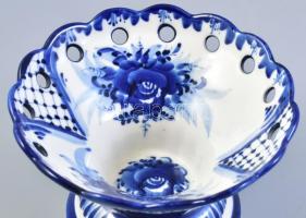 Orosz porcelán asztali kínáló és fedeles tartó, kézzel festett, jelzett, kis kopásnyomokkal, m: 17,5...