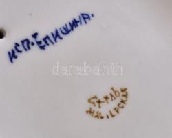 Orosz porcelán asztali kínáló és fedeles tartó, kézzel festett, jelzett, kis kopásnyomokkal, m: 17,5...