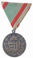 1929. Magyar Háborús Emlékérem kardokkal, sisakkal ezüstözött Br kitüntetés mellszalaggal T:2  Hungary 1929. Hungarian Commemorative War Medal with swords and a helmet silver plated Br decoration with ribbon C:XF  NMK 418.