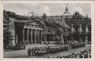 1943 Berlin, Aufzug der Wache vor dem Ehrenmal / WWII German military, guards in front of the memorial (EK)