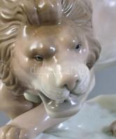 Amphora csehszlovák porcelán oroszlán, kézzel festett, jelzett, kis kopásnyomokkal, 32×18 cm