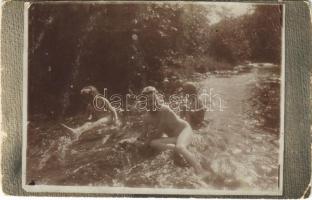 1905 Aknaszlatina, Akna Slatina, Slatinské Doly, Szolotvino, Solotvyno; fürdőző gyerekek a patakban / children bathing in the creek. photo (vágott / cut)