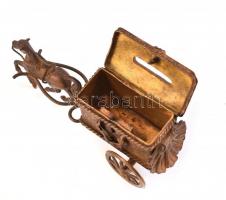 Kétkerekű lovashintó (persely), fém, csiszolt üveg foglalatokkal, hossza: 14,5 cm