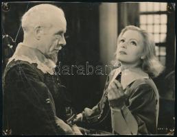 Greta Garbo (1905-1990) színésznő egy-egy filmjelenetben, 3 db fotó, sérülésekkel, 24×18 cm