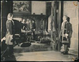 Greta Garbo (1905-1990) színésznő egy-egy filmjelenetben, 3 db fotó, sérülésekkel, 24×18 cm