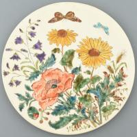 Schütz Cilli lapos falitál, virág díszítéssel, kézzel festett mázas fajansz, jelzett, erős kopásnyomokkal, mázhibákkal, d: 29 cm