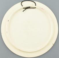 Schütz Cilli lapos falitál, virág díszítéssel, kézzel festett mázas fajansz, jelzett, erős kopásnyom...