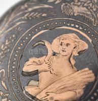 Ezüst (Ag). Dupla fedeles női zsebóra ezüst tokban, egész felületén figurális, niellós és aranyozott...