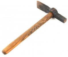 Régi kőműves kalapács, a fején jelzett, kisebb rozsdafoltokkal, h: 33 cm