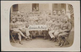 1916 Szeszmentes hap! feliratú katonai csoportkép, fotólap, a felületén egészen kis foltokkal, 9x14 cm