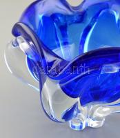 Kék üveg asztali dísztál, anyagában színezett, formába fújt, kis kopásnyomokkal, m: 13 cm, d: 14 cm