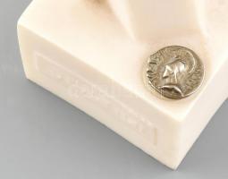 Alabástromból készült görög férfi és nő áhítat szobra. Jelzett. m: 22 cm