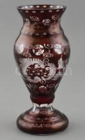 Egermann jellegű rubinpácolt üvegváza. Kézzel készült, cseh kristályüveg, virágmotívummal díszített, csiszolt. XX. század, kopott. m: 21 cm