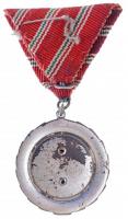 1957. "Szolgálati Érdemérem" zománcozott kitüntetés mellszalagon T:2 fegyver rátét elcsúsz...