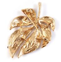Levél alakú bross, arany színű fém, irizáló zománccal díszítve. 5,5c3,7 cm
