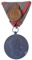 1918. Sebesültek Érme nem hadieszköztől sérültek számára cink kitüntetés mellszalaggal, szalagon Hadirokkant Br jelvény (28x22mm). Szign.: R. Placht T:2 / Hungary 1918. Medal for Soldiers Wounded out of Combat zinc decoration with ribbon, with Invalid Br badge (28x22mm). Sign.: R. Placht C:XF NMK 329.