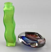 Anyagában színezett üveg hamutartó, 15×11 cm + zöld üveg váza, kopásnyomokkal, m: 21,5 cm