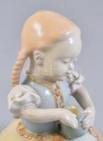 Eschenbach Jenő (1908-1981): Lányka mézes csuporral. Mázas kerámia, kézzel festett, jelzett, mázrepe...
