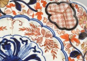 Imari tál porcelán, öblében máz alatti kékkel, máz felett vörössel és arannyal festett virág ábrázol...