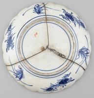 Imari tál porcelán, öblében máz alatti kékkel, máz felett vörössel és arannyal festett virág ábrázol...