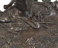 Vadász témájú sétáló gyertyatartó, farkassal, ón, jó állapotban, 20×14 cm