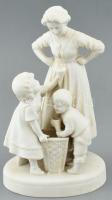 Bisquit porcelán anya gyermekeivel, jelzett, hajszálrepedéssel, m: 18 cm