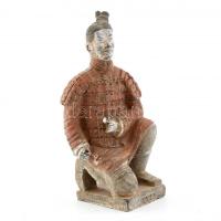 Agyag Hadsereg íjásza Qin Shi Huang Di (Kr.e. 259 - 210) kínai császár mauzóleumából. Kicsinyített másolat (Replika) szobor, sérült, m: 21 cm, öntött kőből.