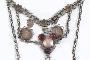 cca 1900 Ezüst (Ag) autenikus lázsiás népi ékszer, dekoratív többsoros lánc, XIX. sz. végi osztrák e...