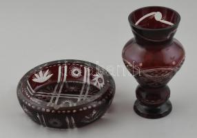 Kétrétegű ólomkristály váza és hamutál, metszett, kopásnyomokkal, kis csorbákkal, m: 15,5 cm, d: 15 cm