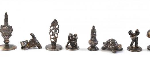 21 db fém mini szobrocska (állatok, tárgyak, zenészek), lakk dobozban. kop.sérült