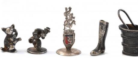 21 db fém mini szobrocska (állatok, tárgyak, zenészek), lakk dobozban. kop.sérült