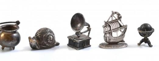 21 db fém mini szobrocska (állatok, tárgyak, zenészek), lakk dobozban. kop.sérült