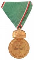 1922. Magyar Koronás Bronzérem vörös-fehér szegélyezésű szalagon (katonai tagozat) aranyozott Br kitüntetés, fémjel nélküli, eredeti, szép állapotú dísztokban T:2 korona peremén kopottabb aranyozás / Hungary 1922. Hungarian Bronze Medal with the Holy Crown with red and white bordered ribbon (military deparment) gilt Br decoration without hallmark, with original case in good condition C:XF worn crown gilding on the edges NMK 413.