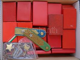 49db eredeti szocialista kitüntetés tok, benne vegyesen "Kiváló Dolgozó" és "Szociali...